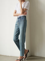 Load image into Gallery viewer, Cropped Fray Hem Stretch Jeans in Blue