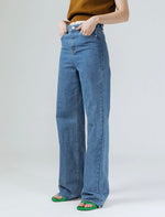 Load image into Gallery viewer, Timeless Jeans in Blue