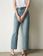 Load image into Gallery viewer, Cropped Fray Hem Stretch Jeans in Blue
