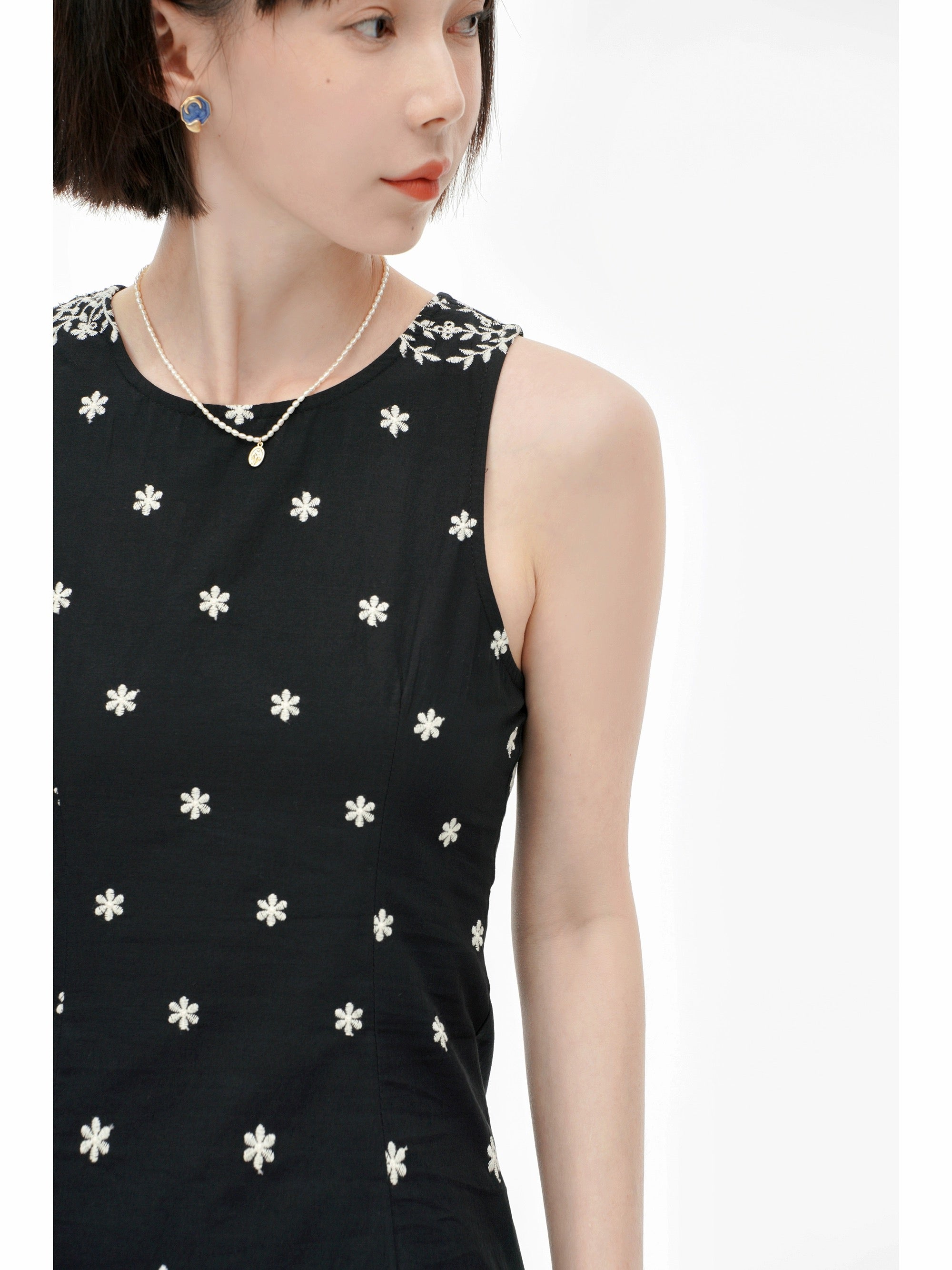 Embroidered Floral Shift Dress in Black