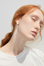 Load image into Gallery viewer, Gold Square Shell Edge Stud Earrings