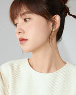 Load image into Gallery viewer, Gold Pearl Edge Stud Earrings