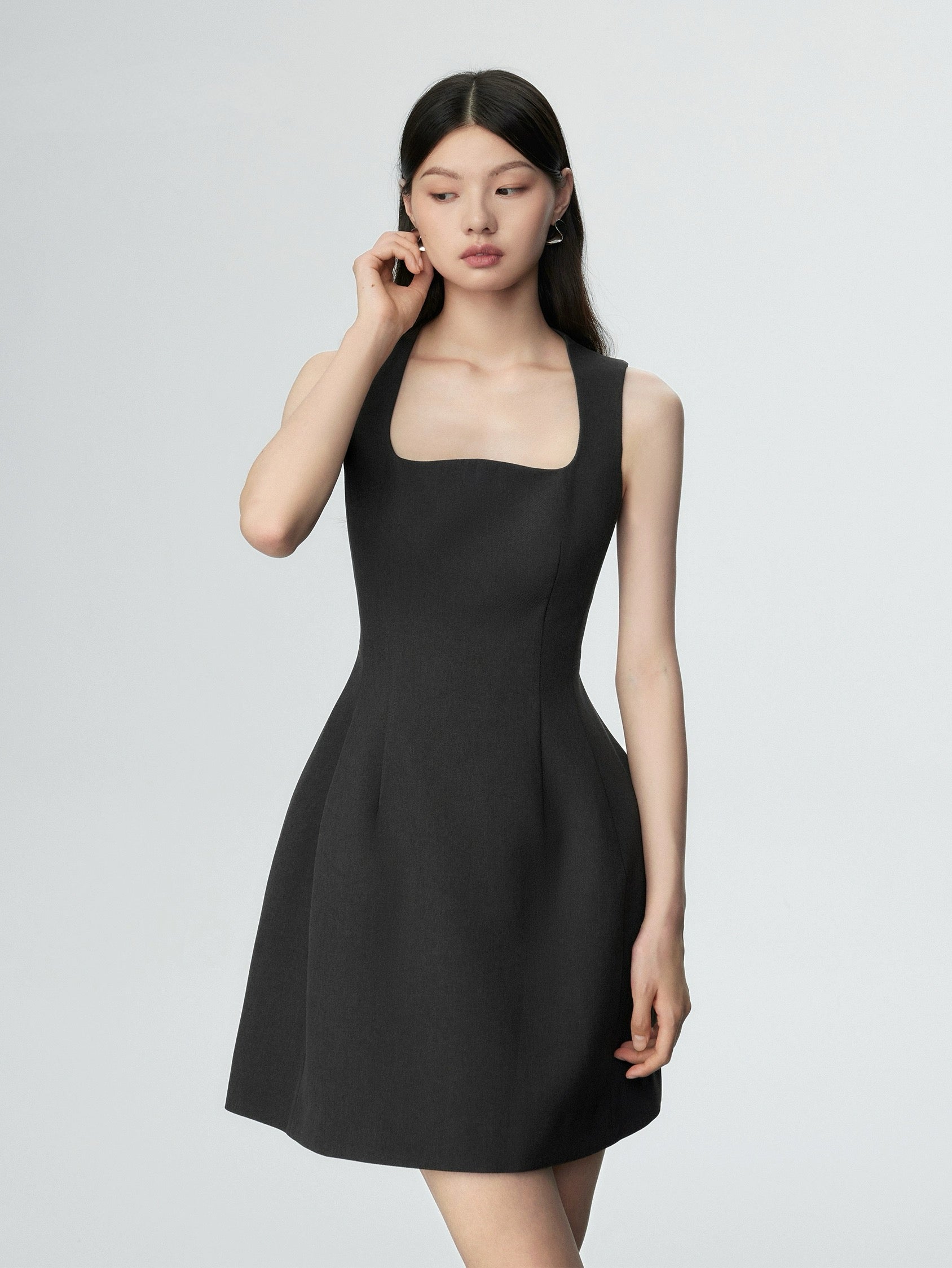 Curve Neckline Tulip Dress in Black