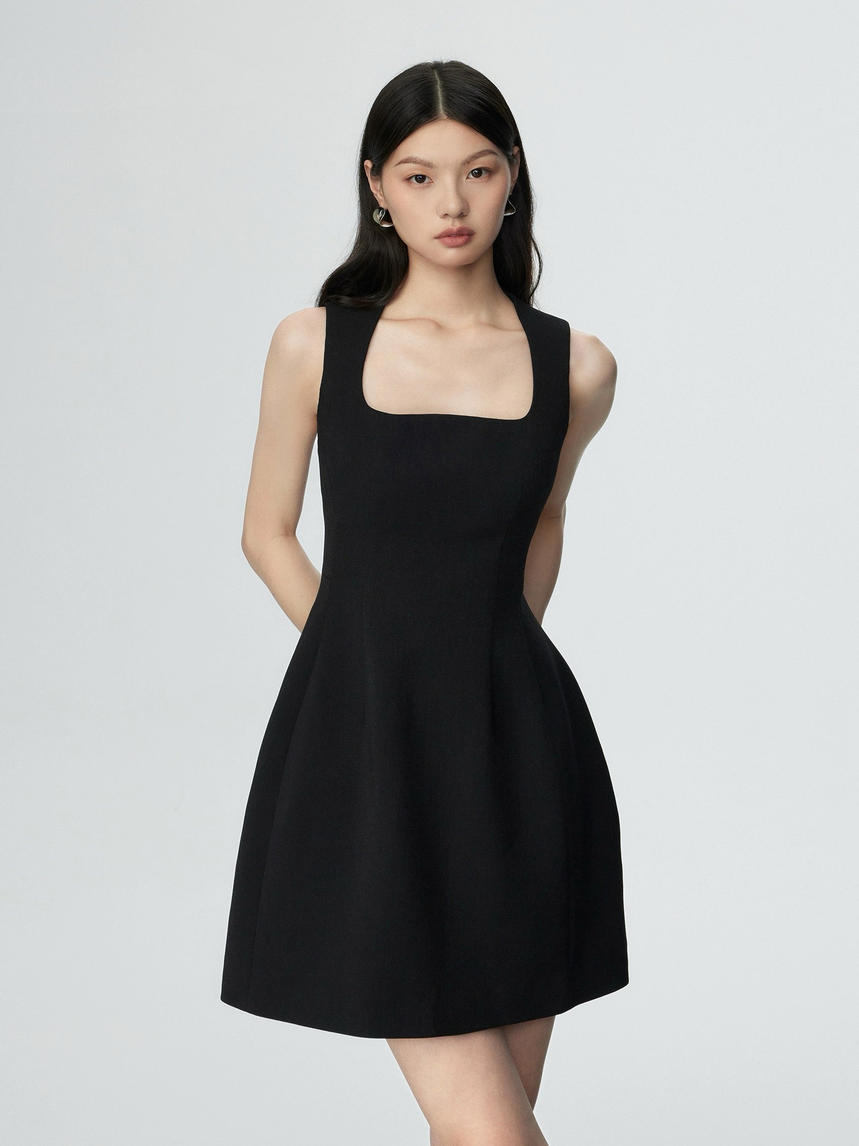 Curve Neckline Tulip Dress in Black