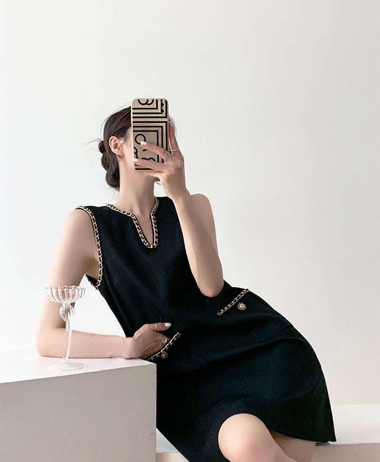 Chain Detail Pocket Sleeveless Shift Dress in Black