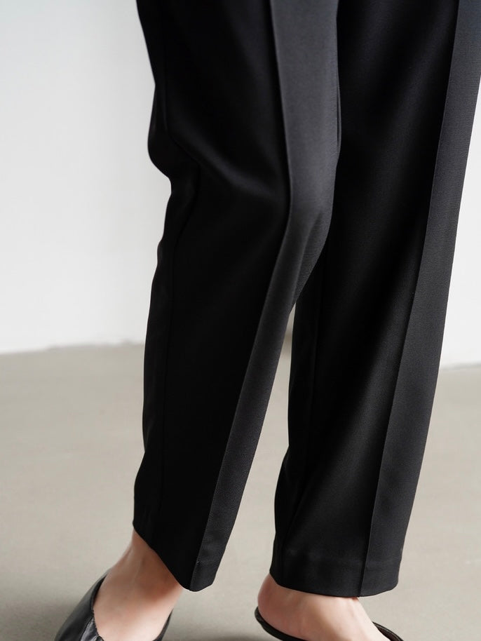 Tapered Line Trousers in Black