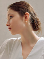 Load image into Gallery viewer, Curve Stud Earrings
