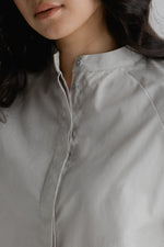Load image into Gallery viewer, Cotton Poplin Blouson Sleeve Shirt in Grey
