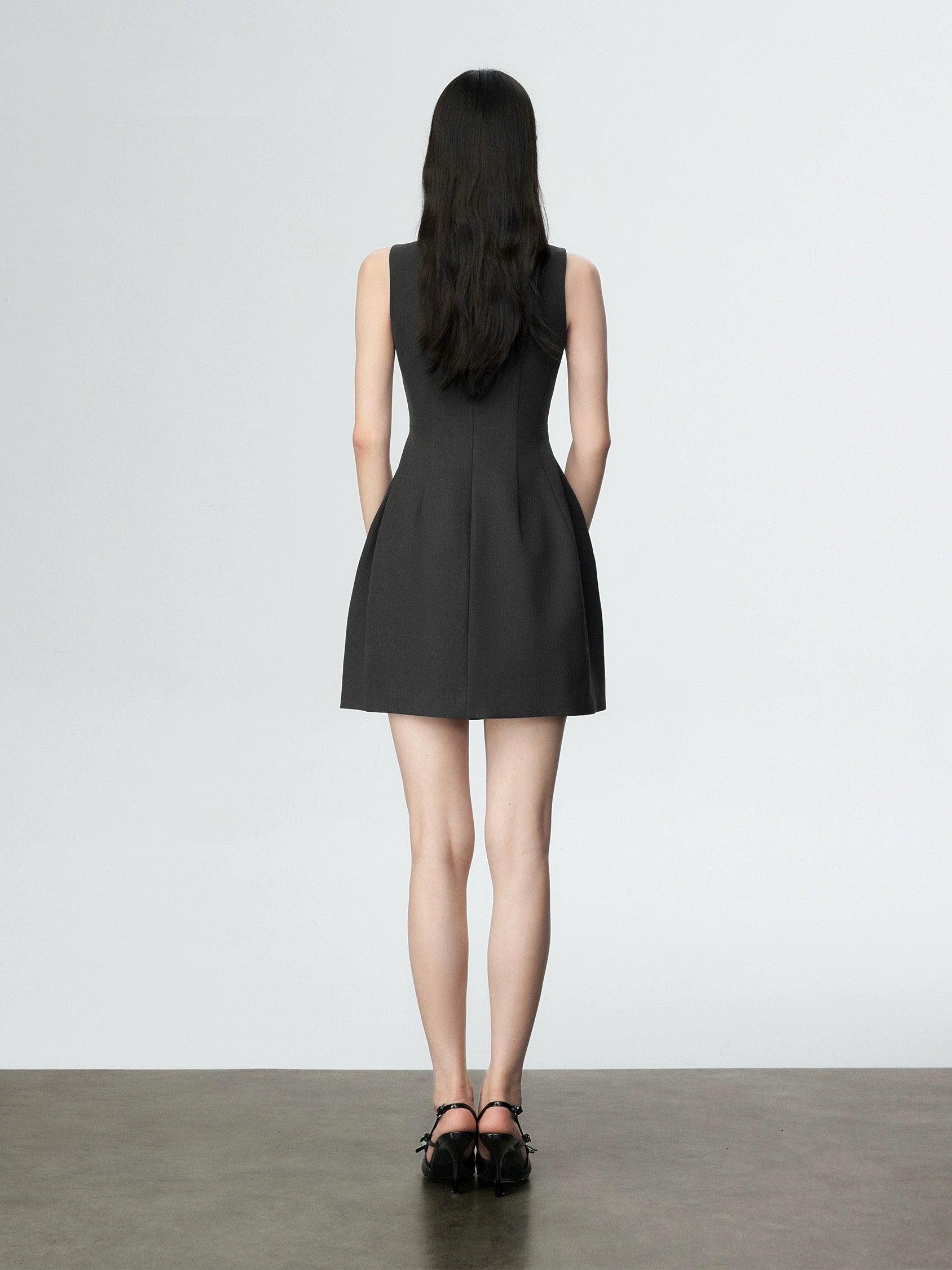 Curve Neckline Tulip Dress in Black