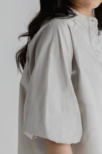 Load image into Gallery viewer, Cotton Poplin Blouson Sleeve Shirt in Grey
