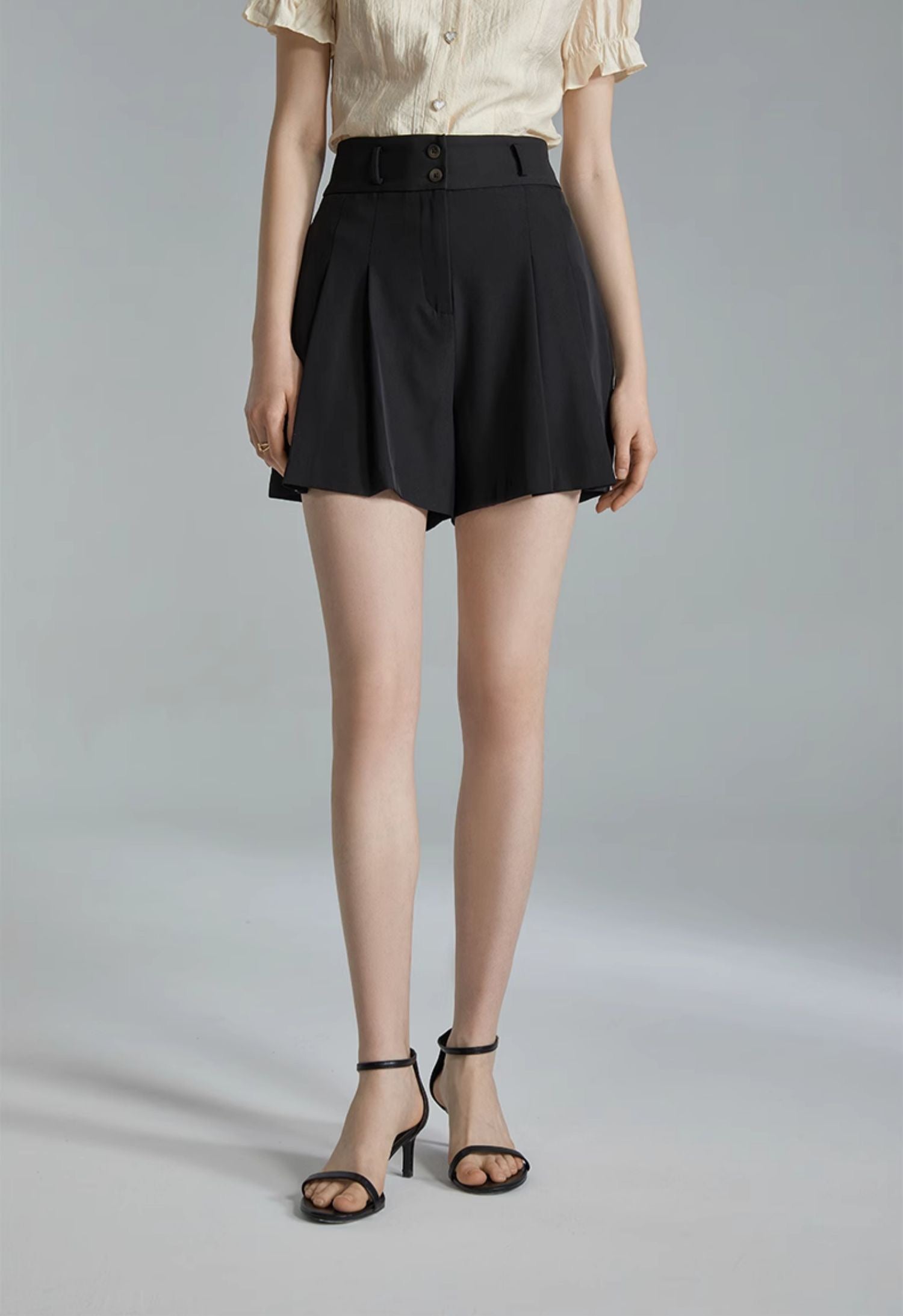 Wide Leg Pleat Shorts in Black