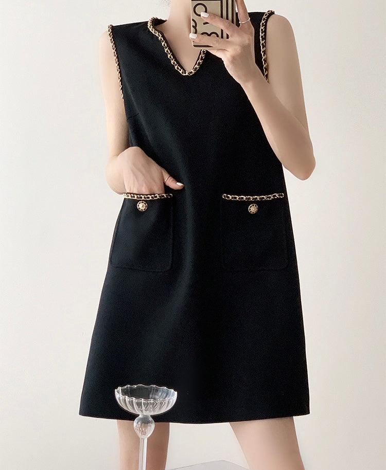 Chain Detail Pocket Sleeveless Shift Dress in Black