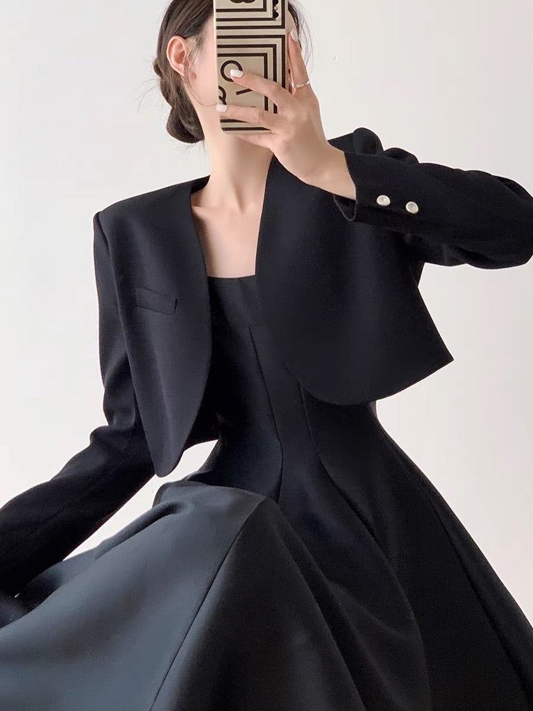 Cropped Curve Tailored Blazer in Black