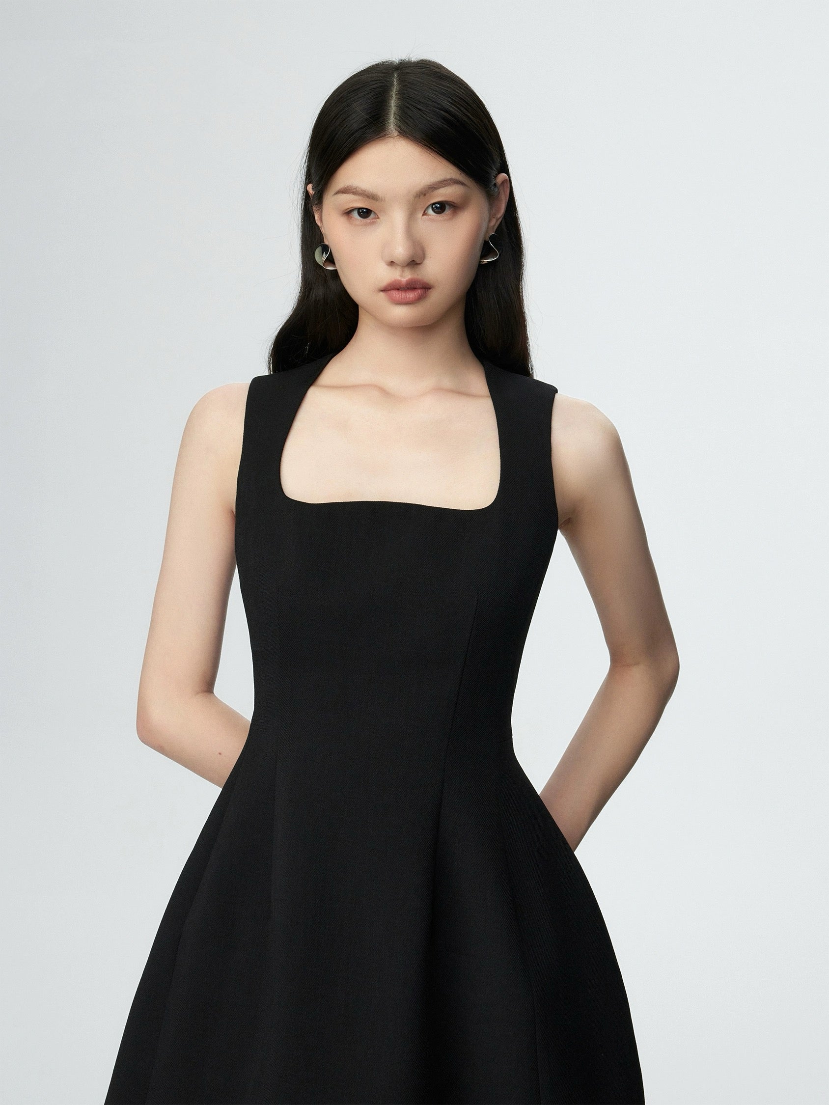 Curve Neckline Tulip Dress in Black