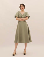 Load image into Gallery viewer, Twist Blouson Pocket Midi Dress in Green
