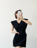 Load image into Gallery viewer, Oversized Collar Pocket Dress in Black
