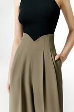 Load image into Gallery viewer, High Waist Curve Trousers in Khaki
