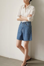 Load image into Gallery viewer, Mid Rise Mom Denim Shorts in Blue
