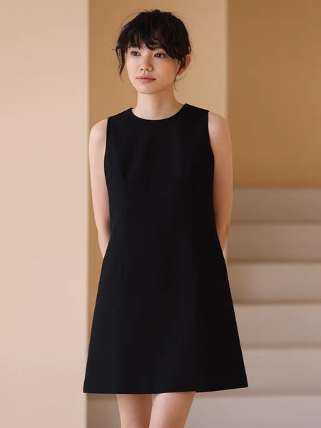 Classic Sleeveless Pocket Shift Dress in Black