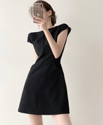 Load image into Gallery viewer, Brooklyn Cap Sleeve Pocket Shift Dress in Black
