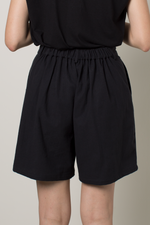 Load image into Gallery viewer, Linen Blend Pleated Shorts in Black
