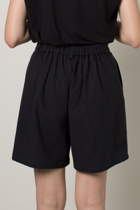 Linen Blend Pleated Shorts in Black