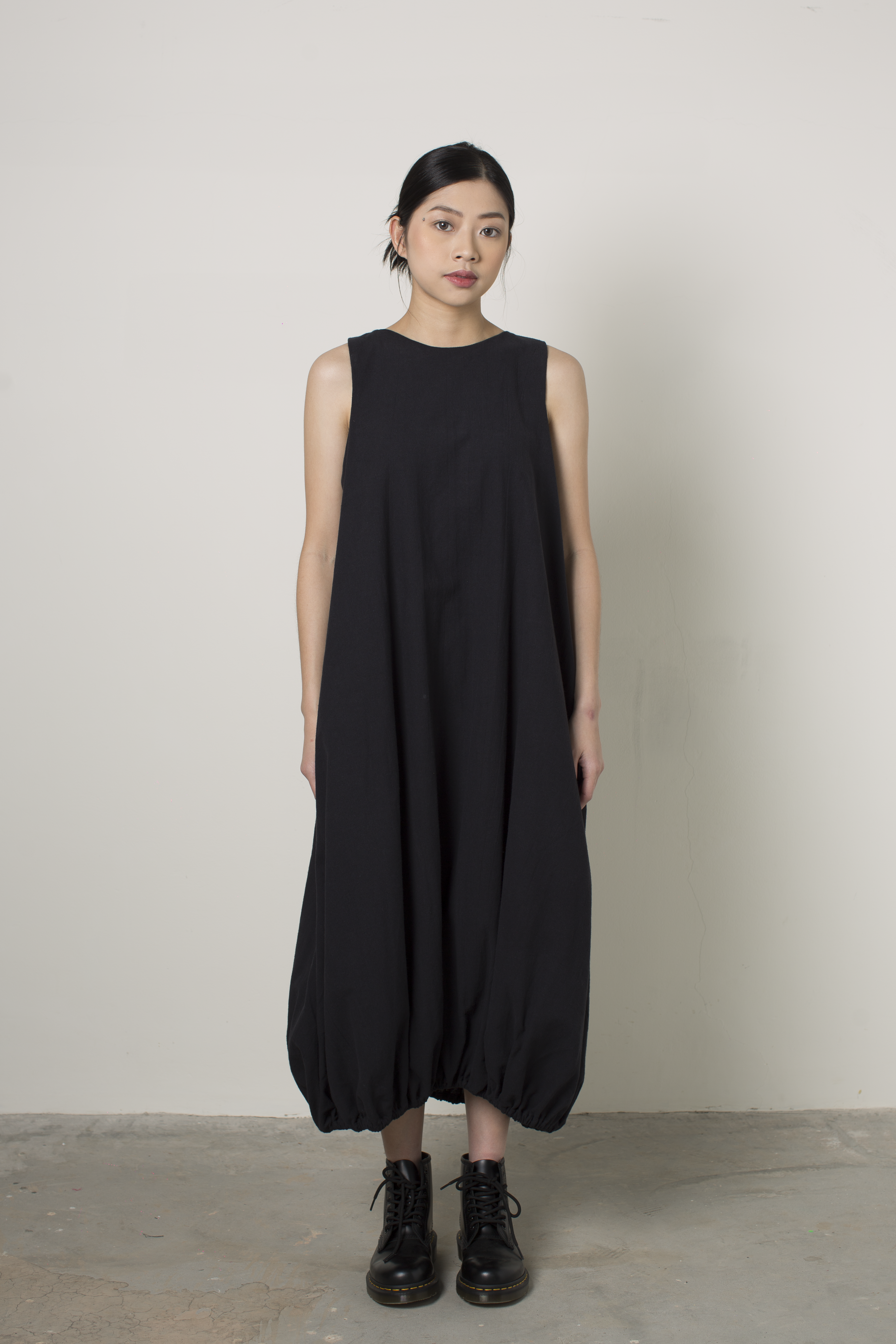 Linen Blend Sleeveless Puff Dress in Black