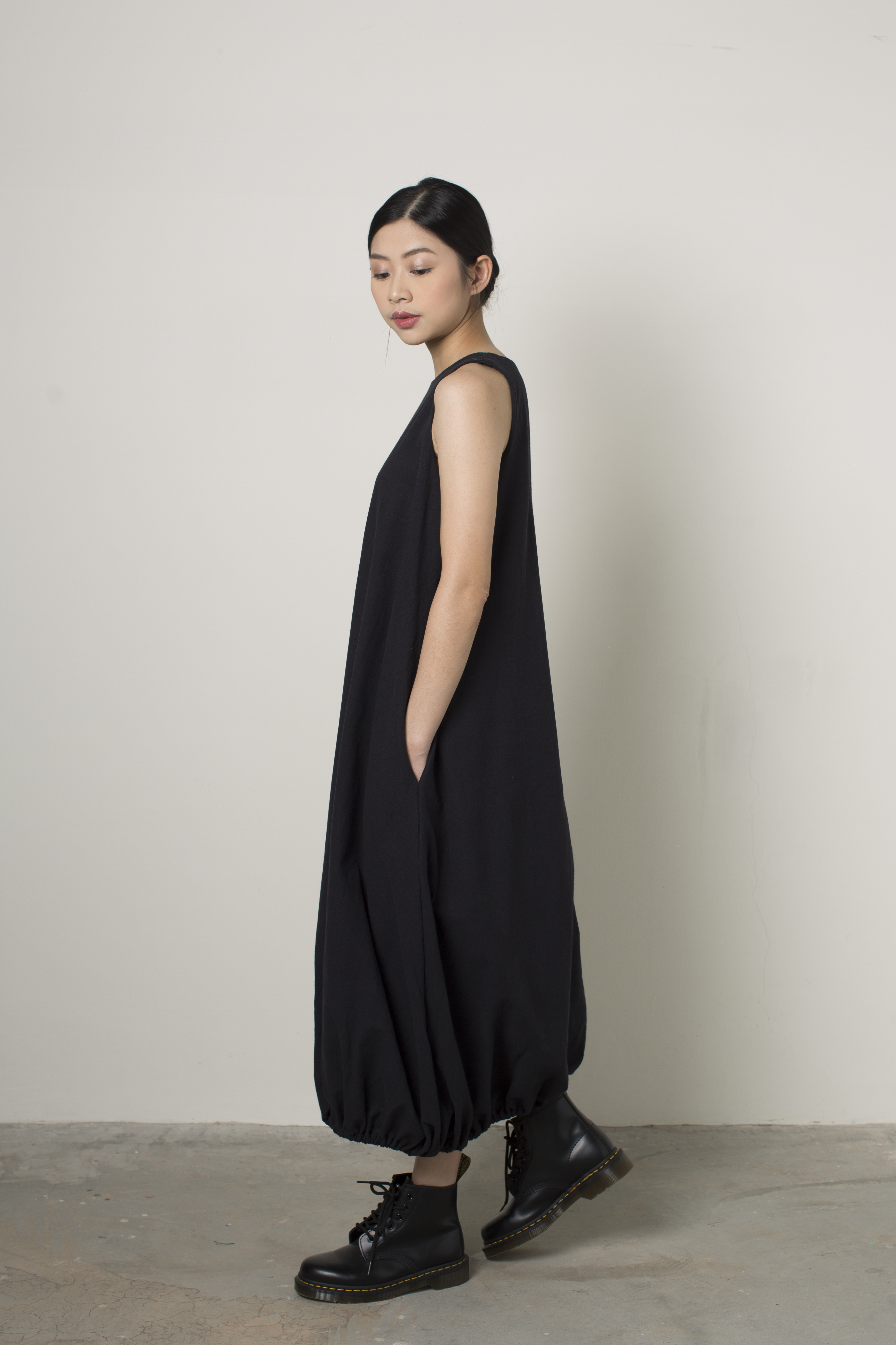 Linen Blend Sleeveless Puff Dress in Black