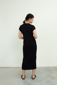 Textured Knit Midi Dress in Black
