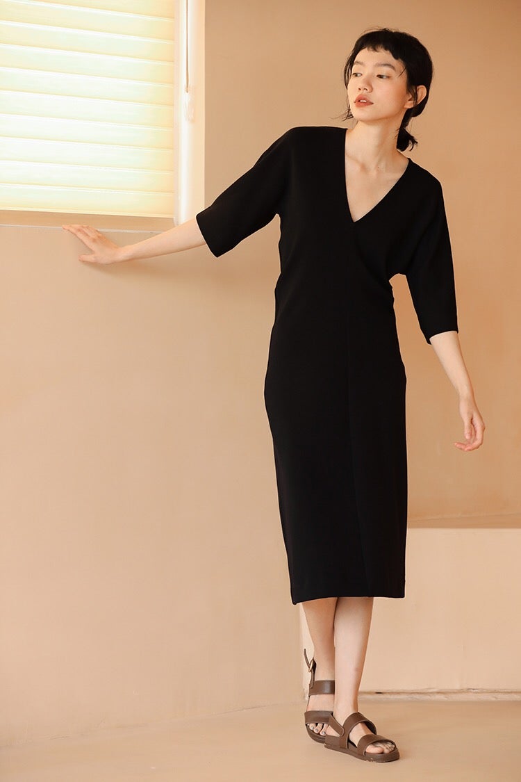 [Ready Stock] Slim V Midi Dress in Black
