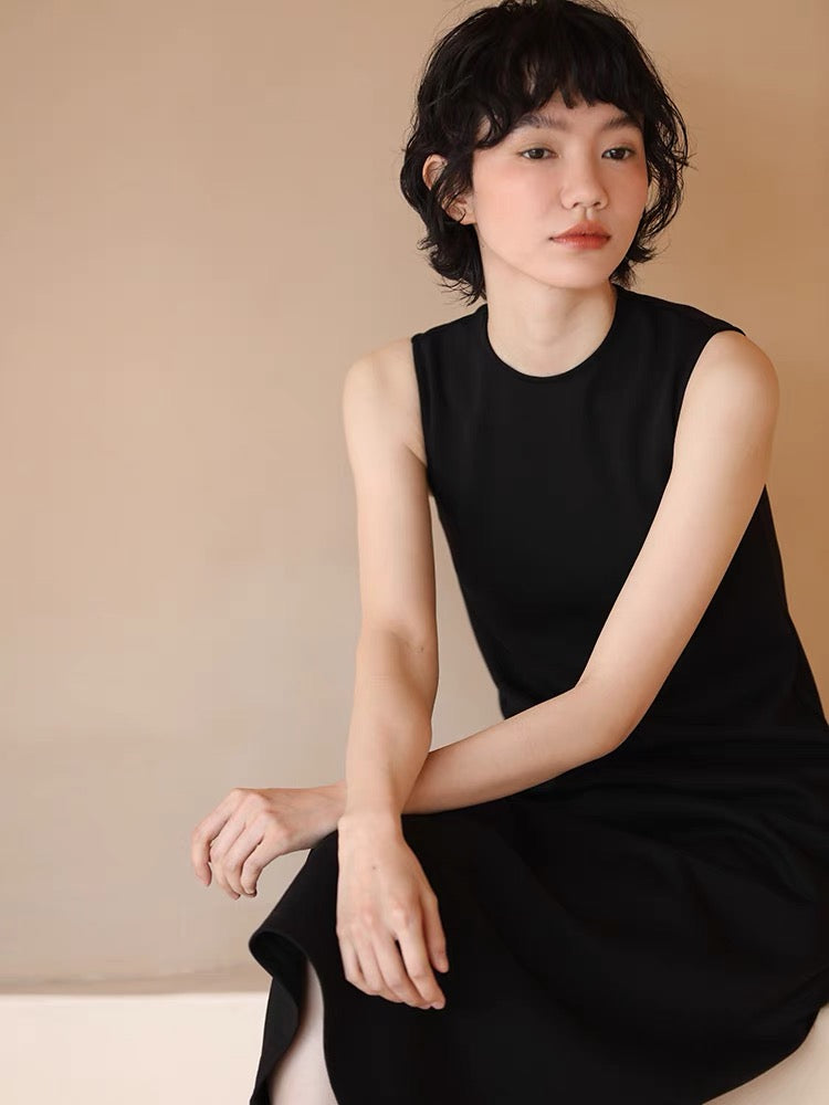 Classic Sleeveless Midi Dress in Black